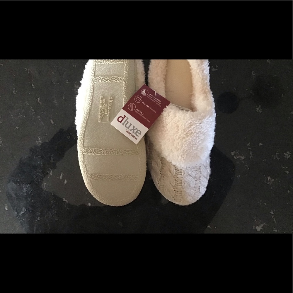 🎄🎄Deluxe by Dearfoams Cozy slip on slippers!🎄🎄 - Picture 2 of 3